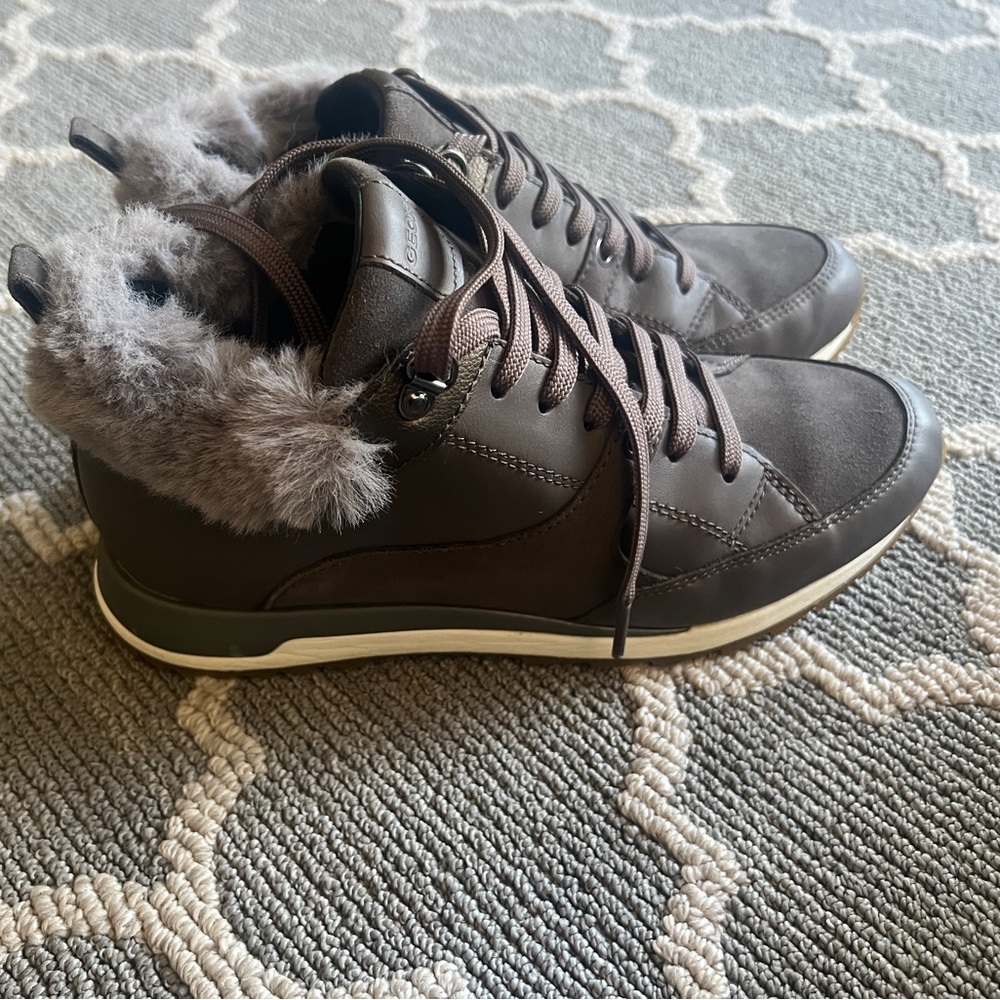 Geox D Aneko Gray small wedge sneaker with fur- size 9